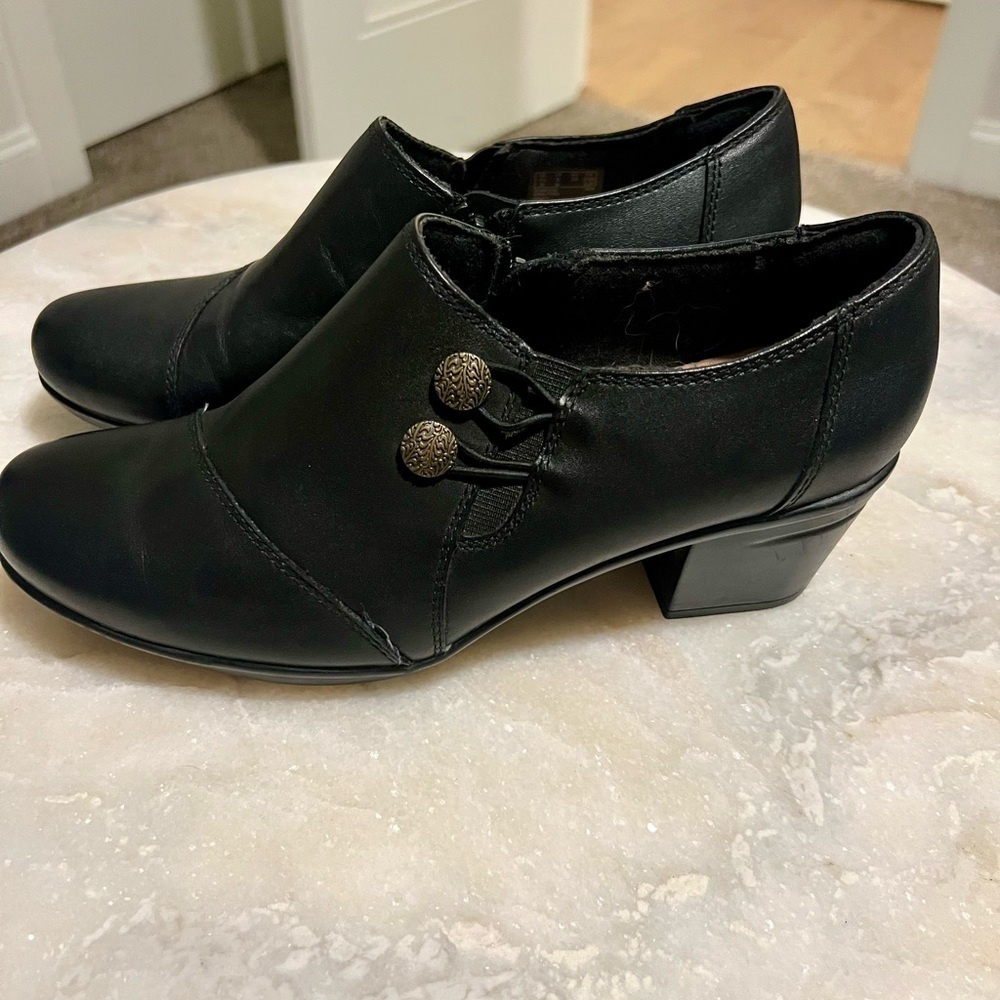 Clarks Women's Emslie Warren Zipper Ankle Boot in black leather Size 8M